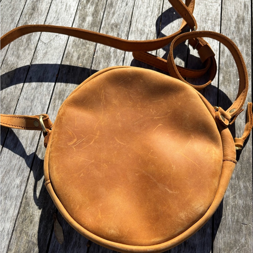 Portland Leather Dakota brushed leather large circle crossbody - Picture 7 of 8